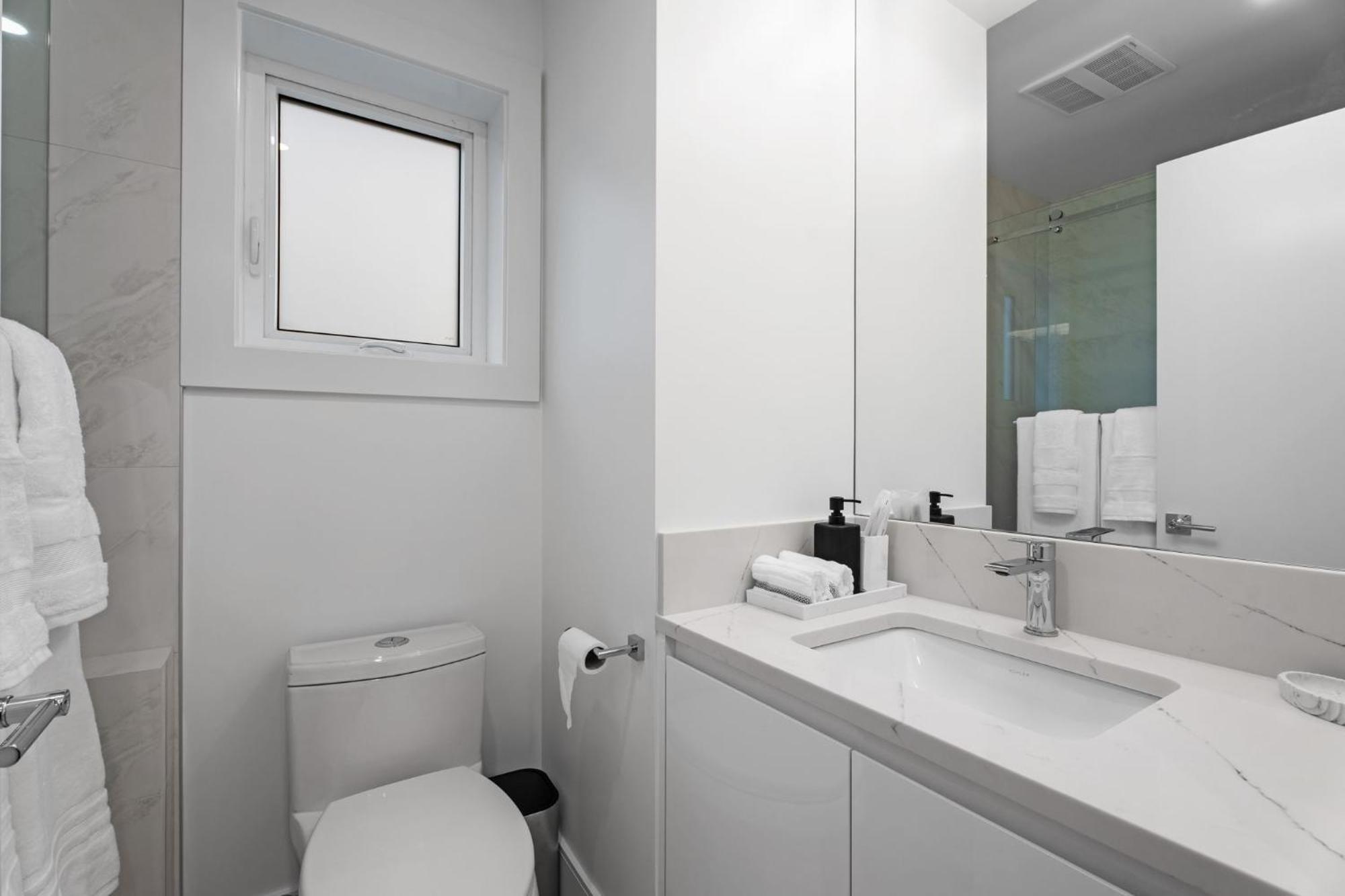 Brand New 2 Bedroom Point Grey Getaway Vancouver Exterior foto